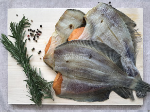 Горбуша теша (брюшки) холодного копчения: Камбала камчатская вяленая с икрой